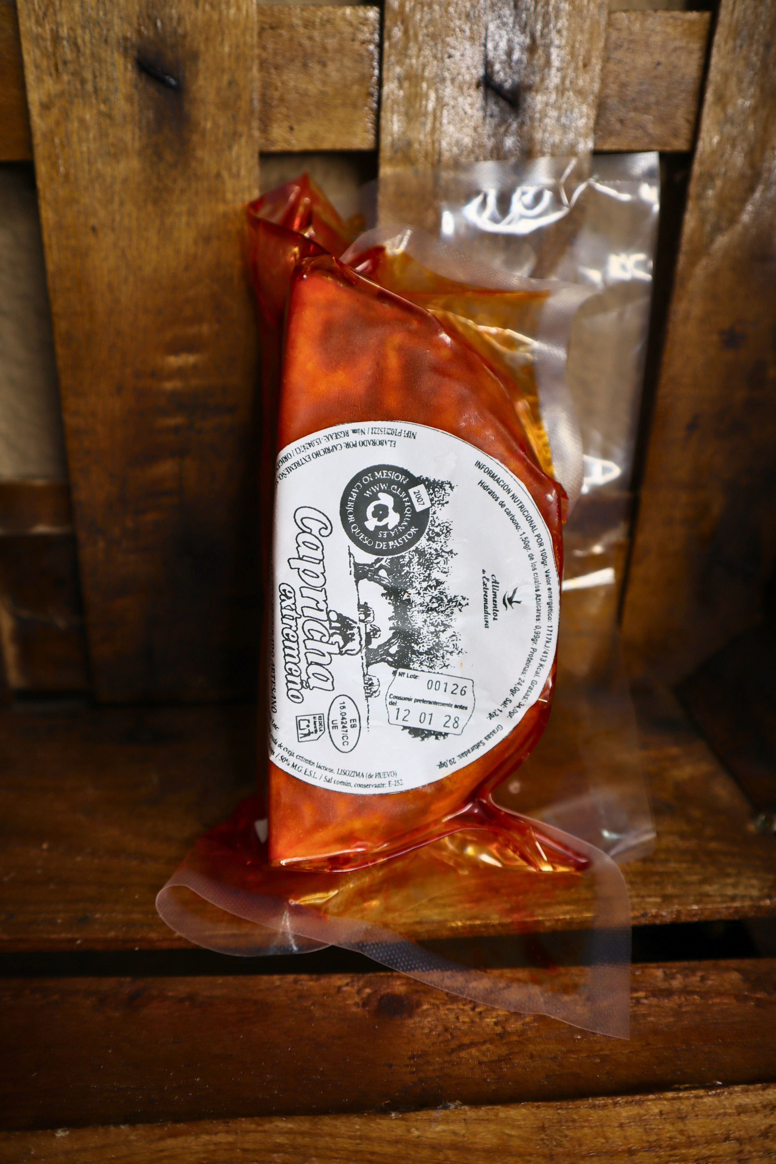 QUESO DE OVEJA CURADO ARTESANO CON PIMENTÓN DE LA VERA